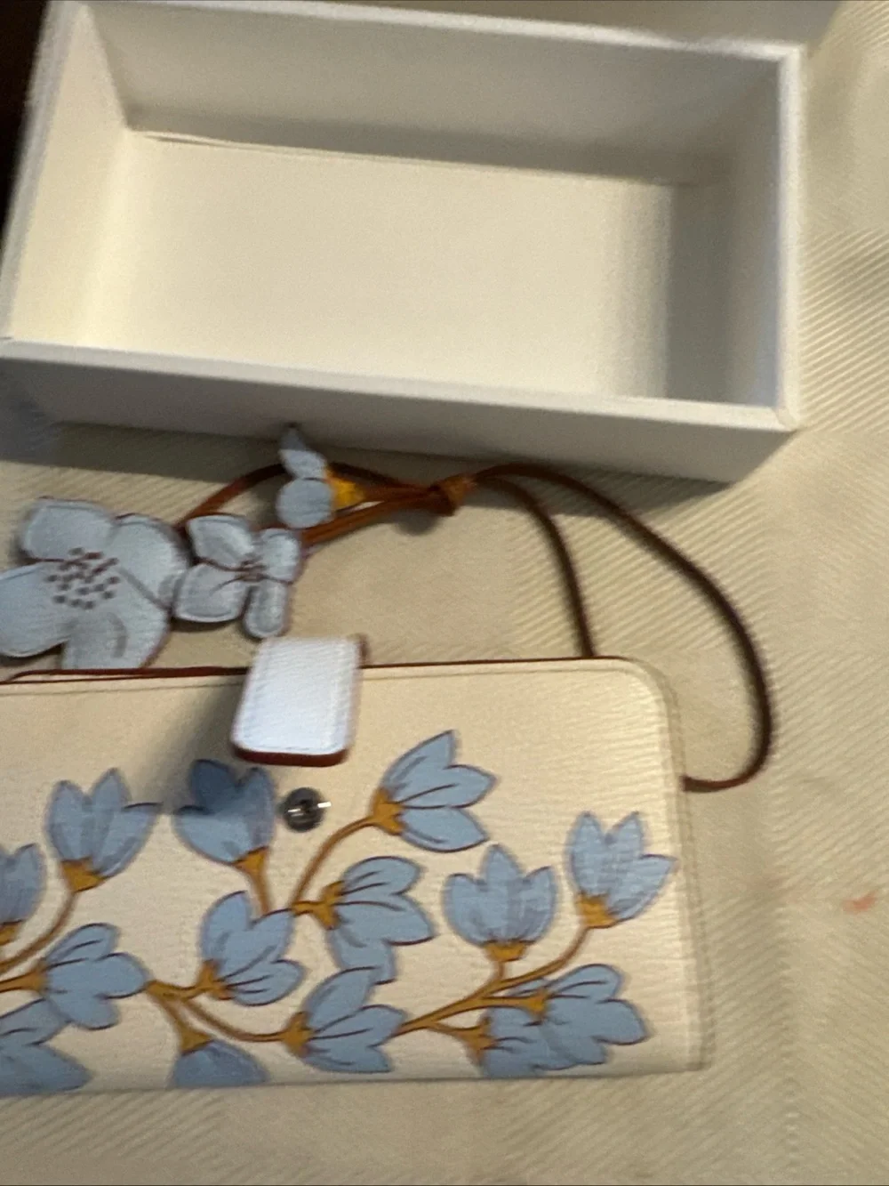 Vera Bradley essential Wallet with Blue Floral charm in pawpaw flower - Picture 2 of 7